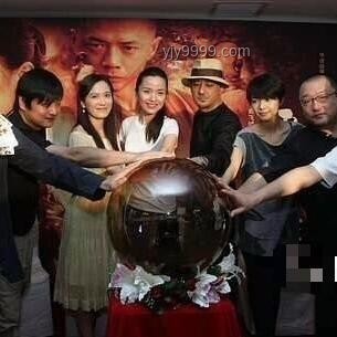 闫妮送外卖引热议，明星亲民体验背后故事
